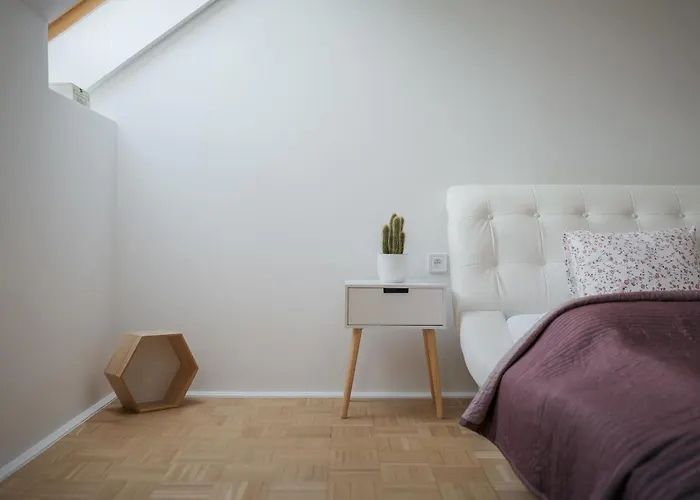 Dot 3 Bdr Apartment With Tyn Cathedral View & Ac