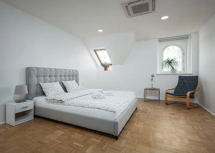 Dot 3 Bdr Apartment With Tyn Cathedral View & Ac